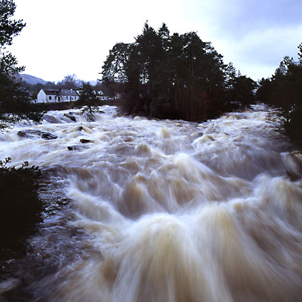 Killin: river Dorchart