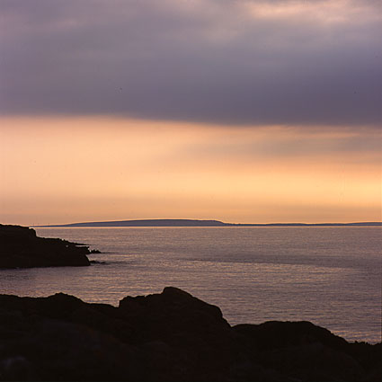 Craggagh: zicht op Inisheer, county of Clare, Ierland